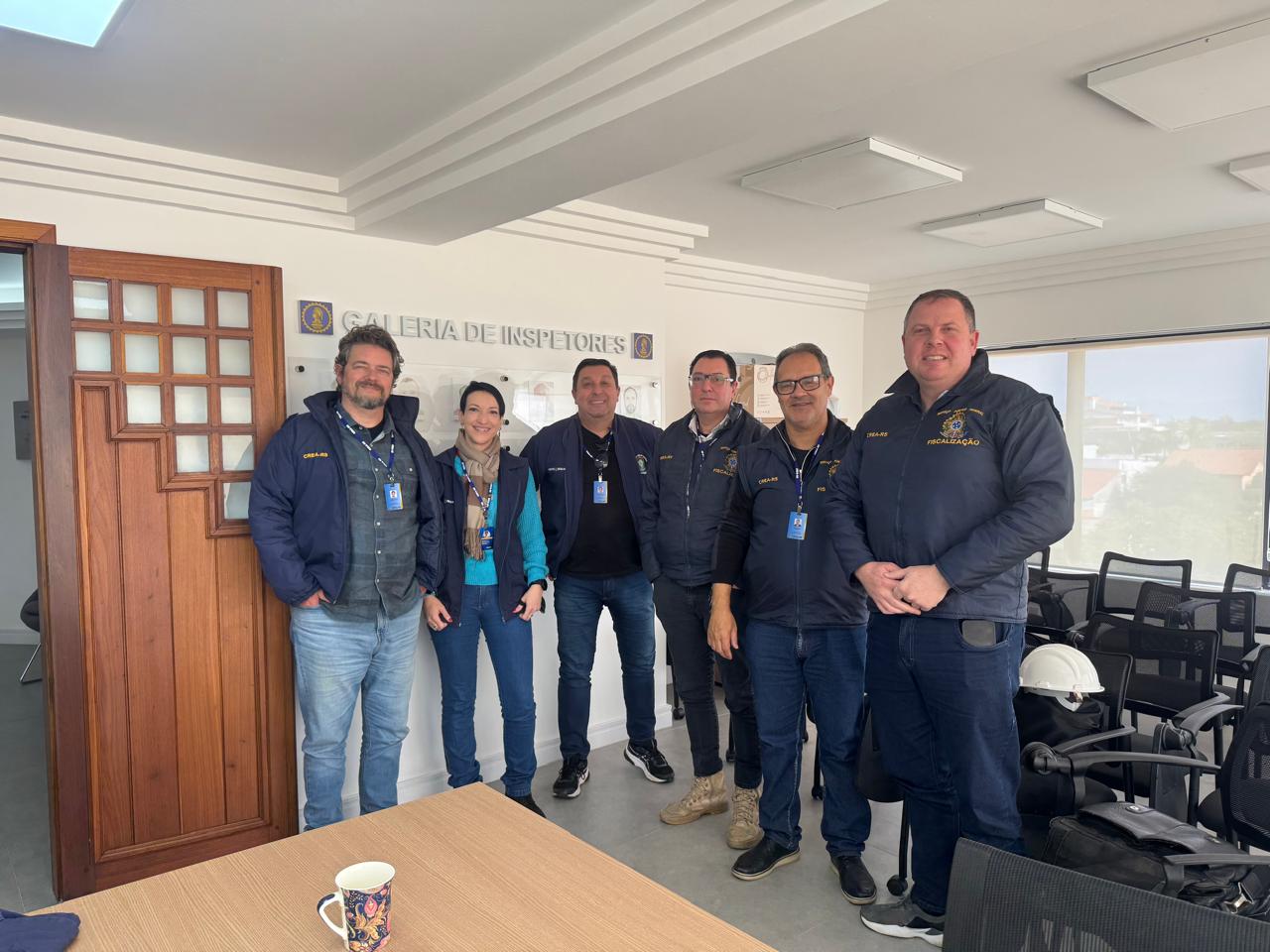 Equipe de fiscalização e a Eng. Bárbara E. Franke de  Oliveira, inspetora-chefe de Capão da Canoa